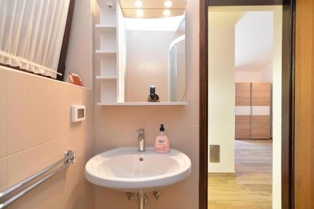 Apartment Vesna For 2, Free Parking And Wi-Fi Pula Zewnętrze zdjęcie